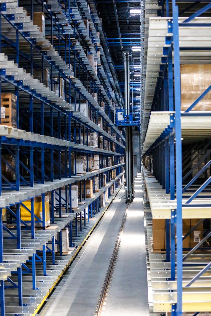 An AS/RS Crane picks product from Frazier pallet racking.